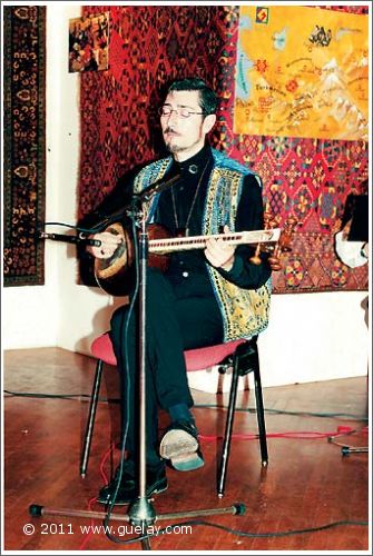 Nariman Hodjati playing the Tar, Montforthaus, Feldkirch (2000)