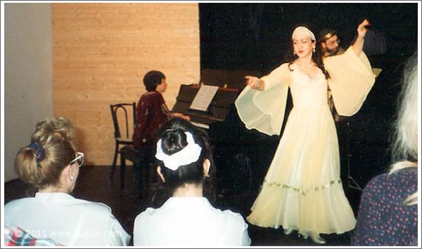Gülay Princess, Sarah Loh, Josef Olt at Kleine Komödie, city of Salzburg (1995)