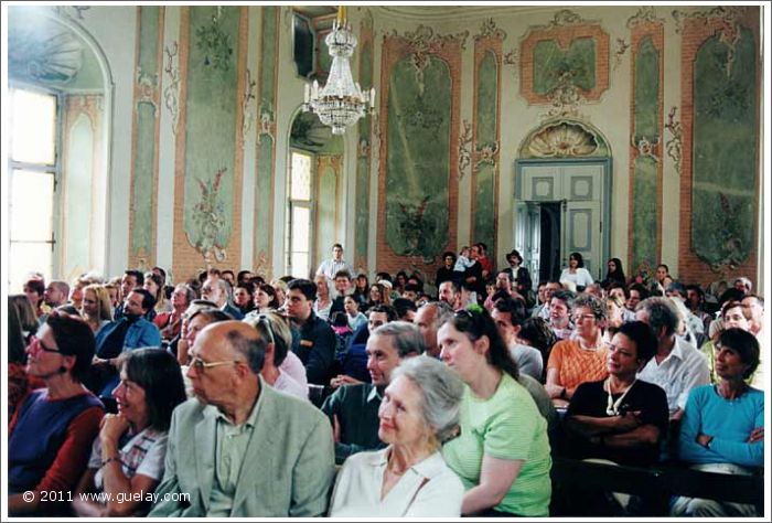 Gülay Princess & The Ensemble Aras audience at St. Georgen Mansion, 