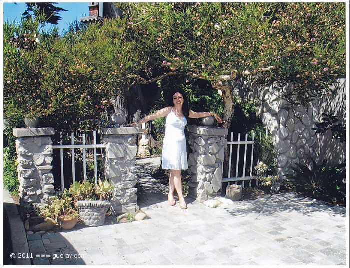 garden of our accomodation, Gülay Princess in Ventura, California (2006)