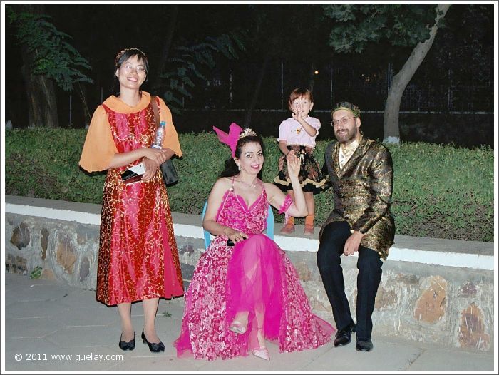 Feng-Chiu, Gülay Princess, Nargiza und Josef Olt in Samarkand (2003)