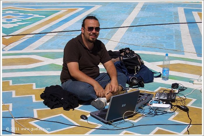 Hüseyin Evirgen while soundcheck at Registan Square, Samarkand (2007)