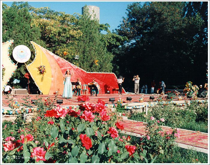 Gülay Princess at Sharq Taronalari International Music Festival in Samarkand (1997)